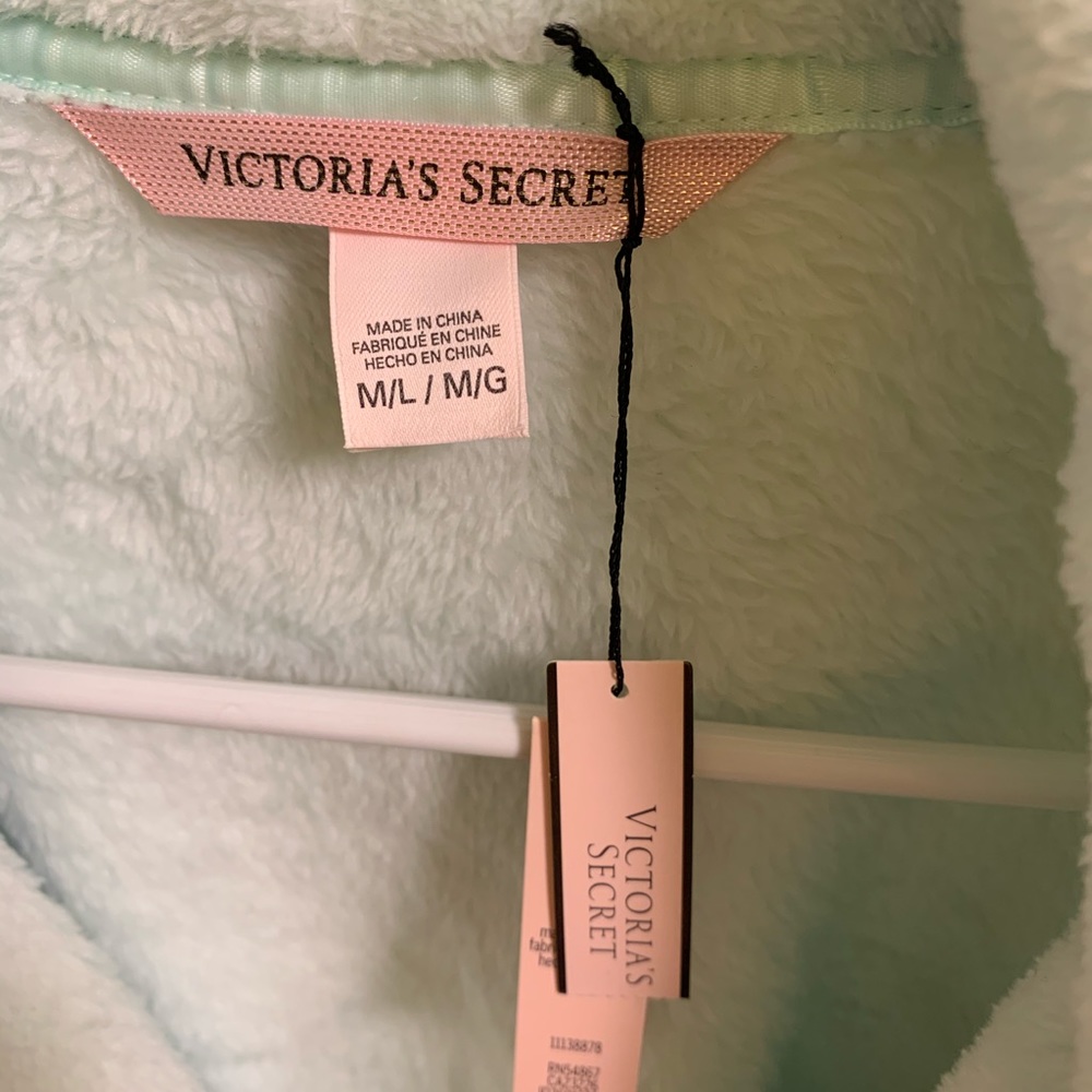 Victoria Secret Plush Robe - Picture 4 of 8